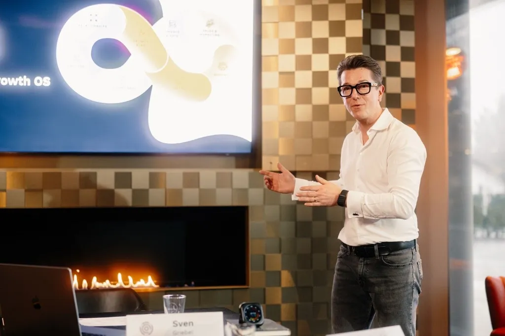 Sven Griebel präsentiert das Growth OS im Workshop