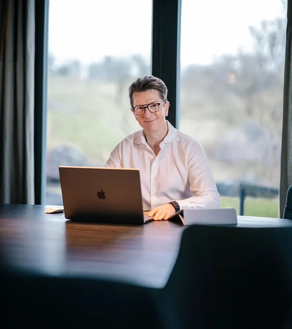 Sven Griebel im Gespräch am Tisch
